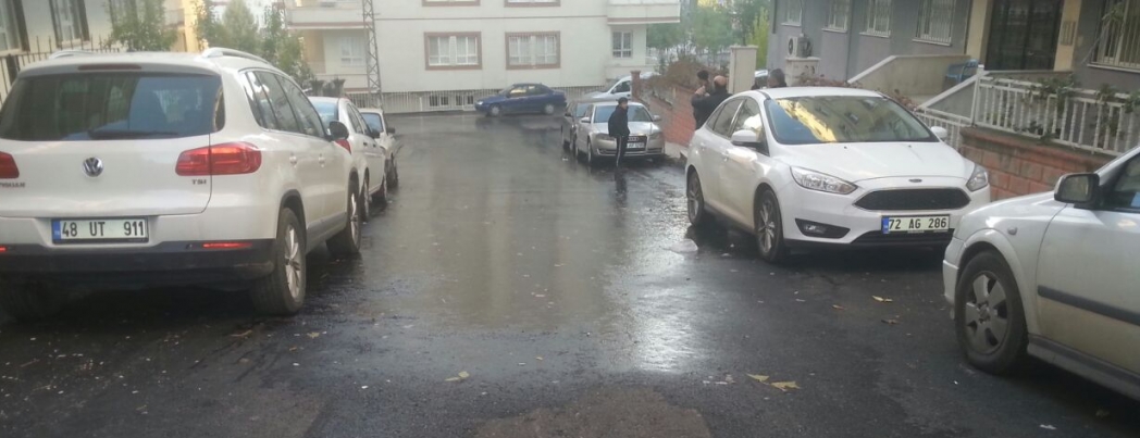 Asfalt Altından Su Fışkırıyor