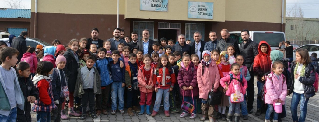 Batman’da yüzlerce öğrenciye mont ve bot yardımı