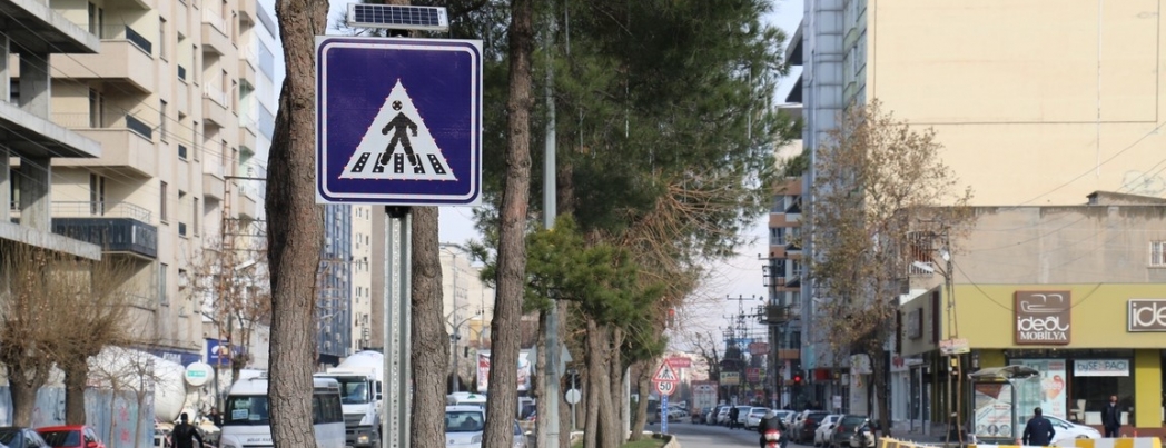 Hız sınırı levhaları takılıyor