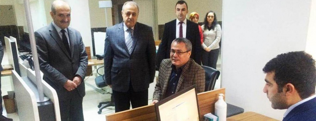 Vali Deniz, yeni çipli kimlik kartı başvurusunu yaptı