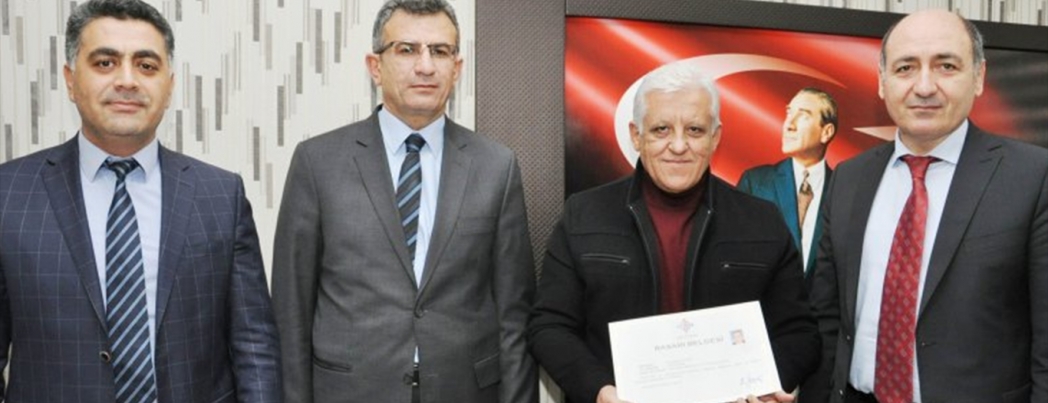 Başarılı okul müdürüne \"başarı belgesi\" verildi
