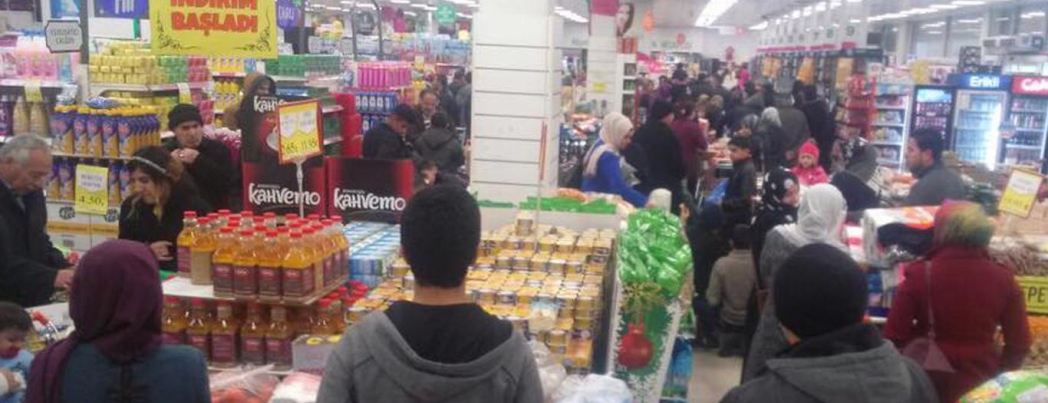 Suriyeli ailelere alışveriş çeki verildi
