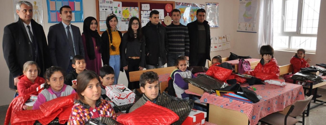 Köyde okuyan öğrencilere kırtasiye ve giyim yardımı yapıldı