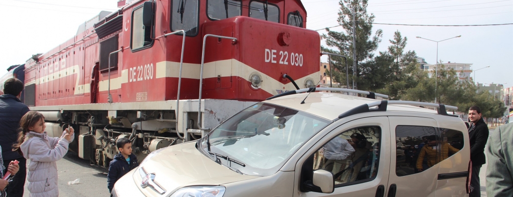TREN, OTOMOBİLE ÇARPTI: 2 YARALI