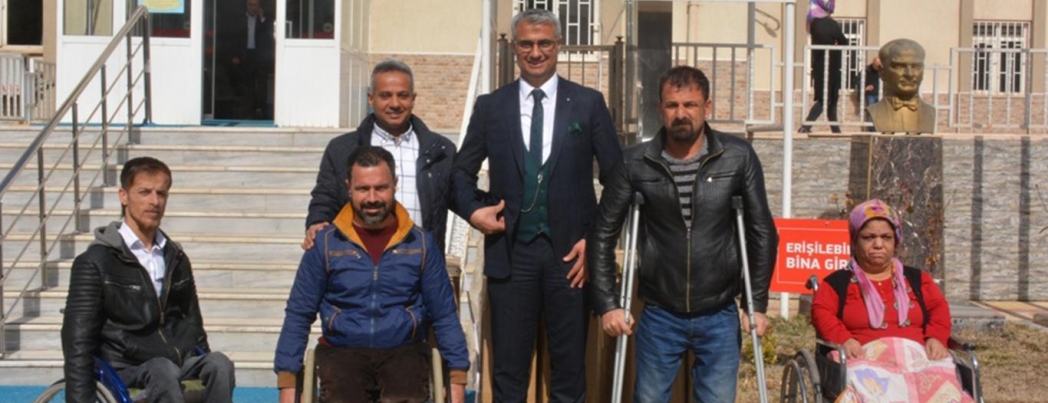 Batman’da engellilere tekerlekli sandalye hediye edildi