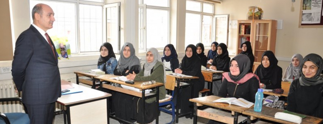 \"Öğretmenliğin diğer mesleklerden farkı insan yetiştiriyor olmasıdır\"