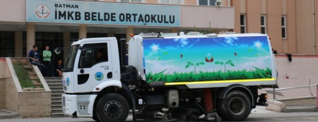 Okullarda bahçe temizliği devam ediyor