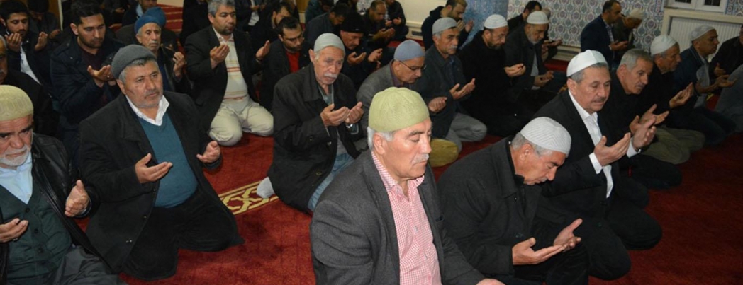 Sabah namazında eller mazlumlar için semaya kalktı