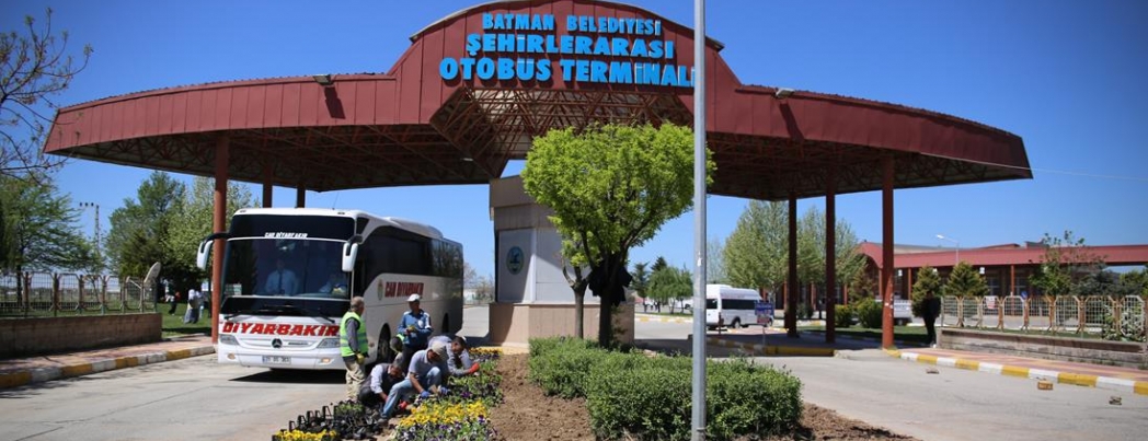 Şehirlerarası Otogar Girişi Çiçeklerle Süslendi