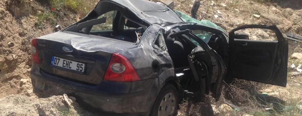 Hurdaya dönen araçtan yaralı olarak kurtuldu