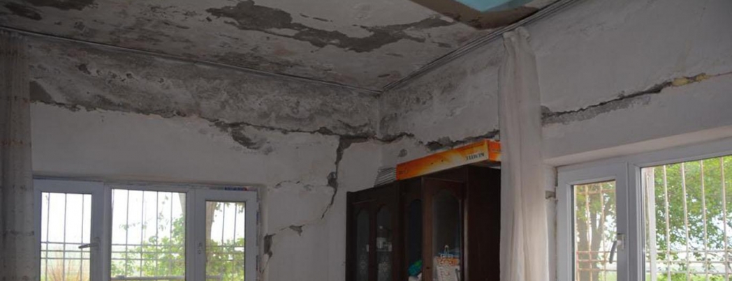 Evleri yıkılmak üzere olan aile yardım bekliyor