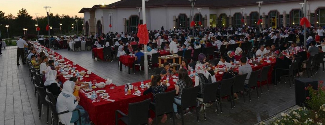 “Yetim bir Peygamberin ümmetiyiz”