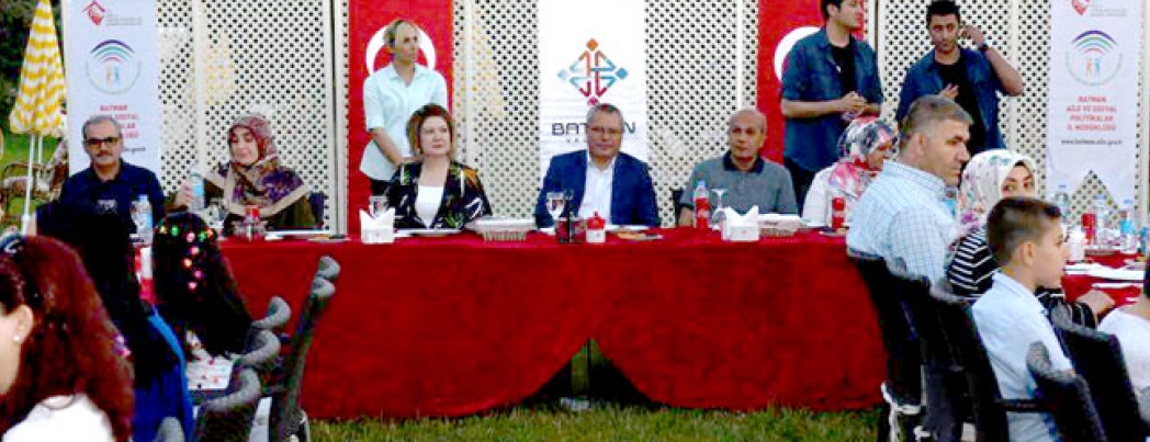 Deniz çiftti koruyucu ailelerle iftarda bir araya geldi