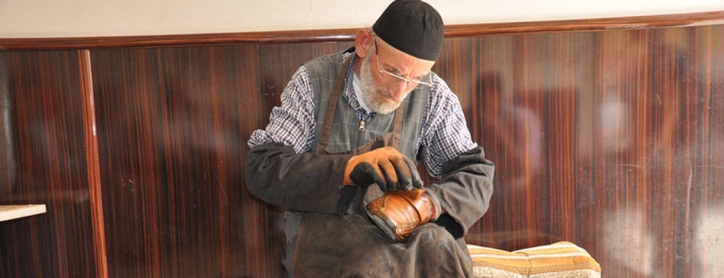 Yaşlı adam ayakkabı boyayarak ev geçindiriyor