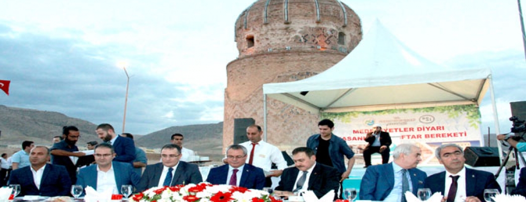 Bakan Eroğlu, Zeynel Bey Türbesi\'nde iftarını açtı