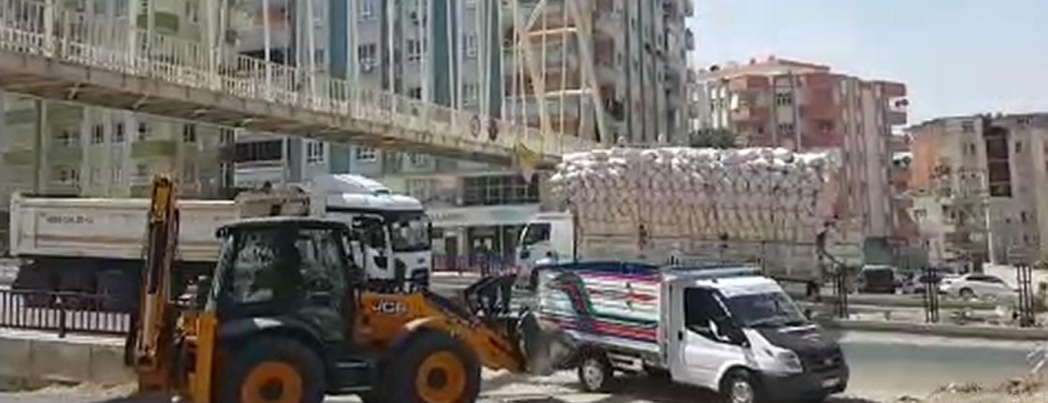 Saman yüklü kamyon üst geçide takıldı