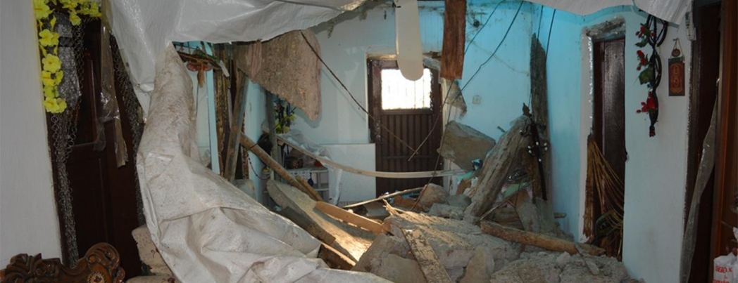 Harabe evde yaşam mücadelesi veren ailenin evi yıkıldı