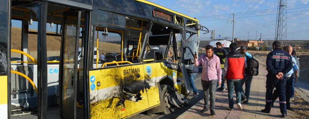 Öğrenci servisi ile belediye otobüsü çarpıştı: 2’si ağır 15 yaralı