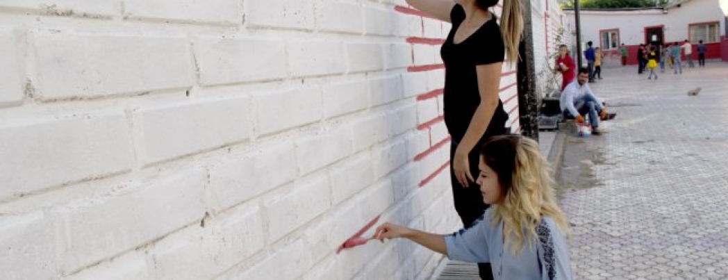 Öğretmenler Okul duvarını boyadı