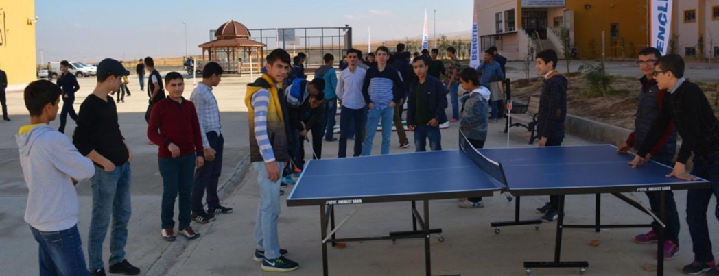 Öğrenciler spor aletleriyle stres atıyor