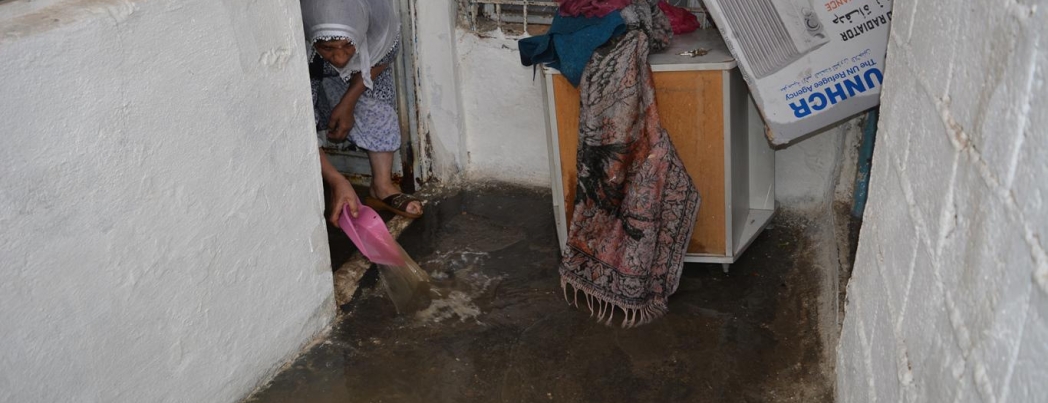 Kısa süreli etkili olan yağmur evleri sular altında bıraktı