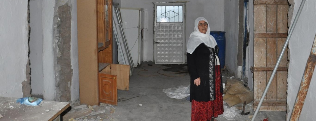 Eşi ölen çaresiz anne, yıkılma tehlikesi olan evlerinin onarılmasını istiyor
