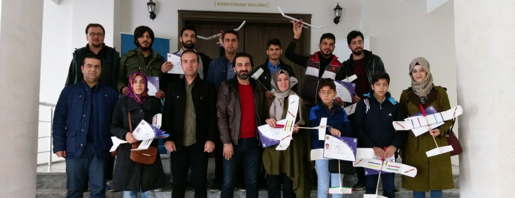 Model Uçak Kursunda Sertifika Sevinci