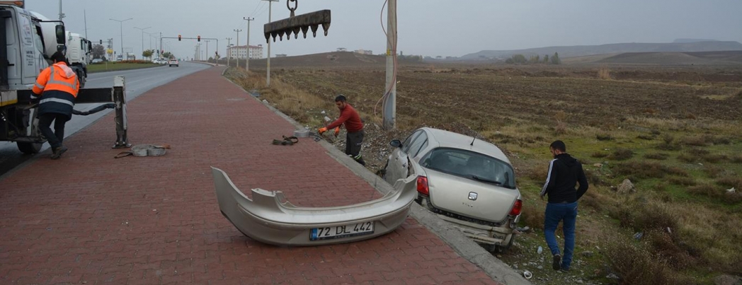 Şarampole yuvarlanan otomobilden yara almadan kurtuldu