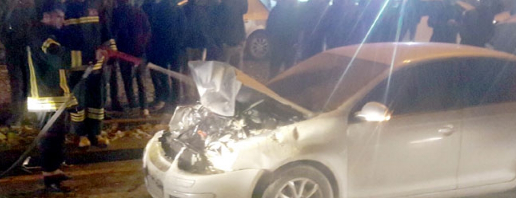 Bir araca çarpan otomobil alev aldı