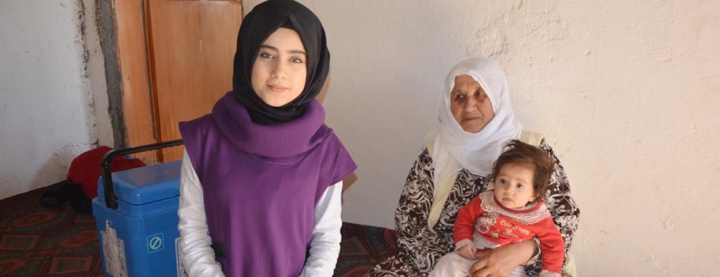\"Sağlıklı bebekler\" için köy ve mezraları dolaşıp aşı yapıyorlar