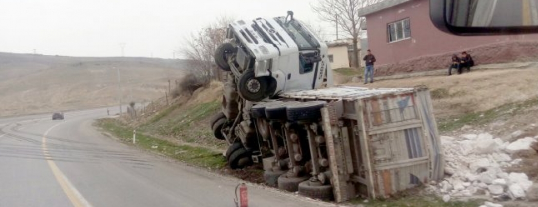 Virajı alamayan kamyon yan yattı