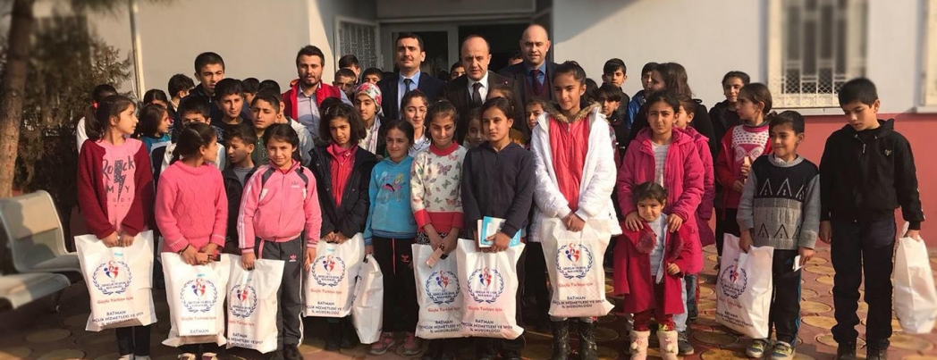 Öğrencilere eşofman ve ayakkabı yardımı
