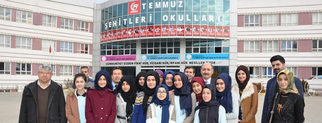 15 Temmuz şehitlerinin fotoları FETÖ\'den kapatılan okullarına asıldı