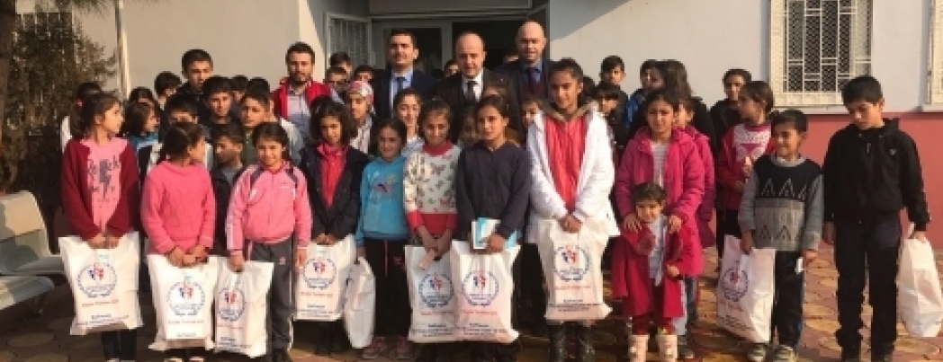 80 öğrenciye eşofman ve ayakkabı