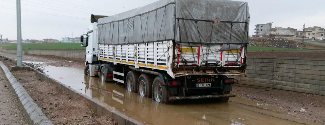 Yüklü TIR çamura saplandı