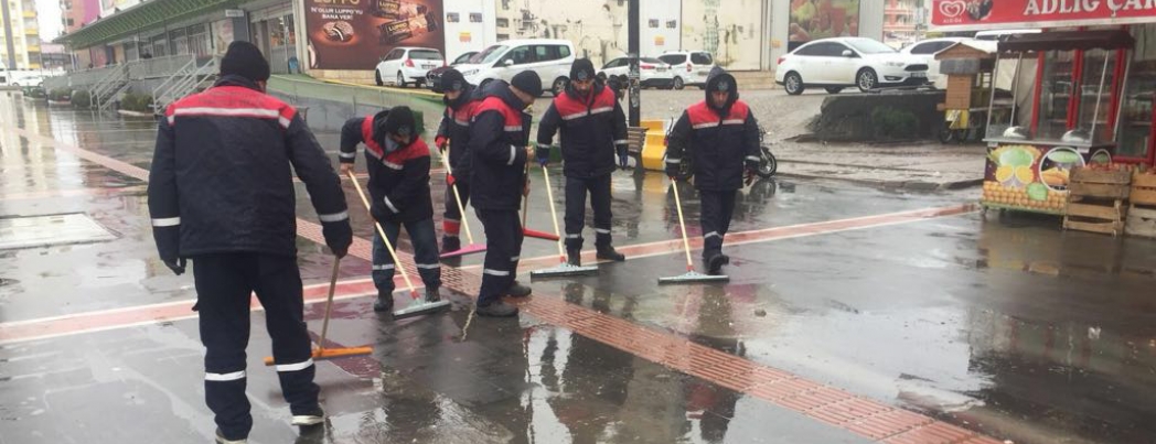 Temizlik İşleri Müdürlüğü yağmuru fırsata çevirdi