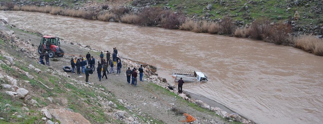 Garzan Çayı\'na düşen kamyonet bulundu: Bir ölü
