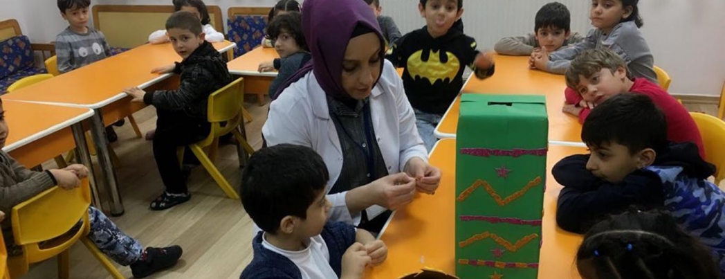 Minik öğrencilerden \"Kuşlar da üşümesin\" etkinliği