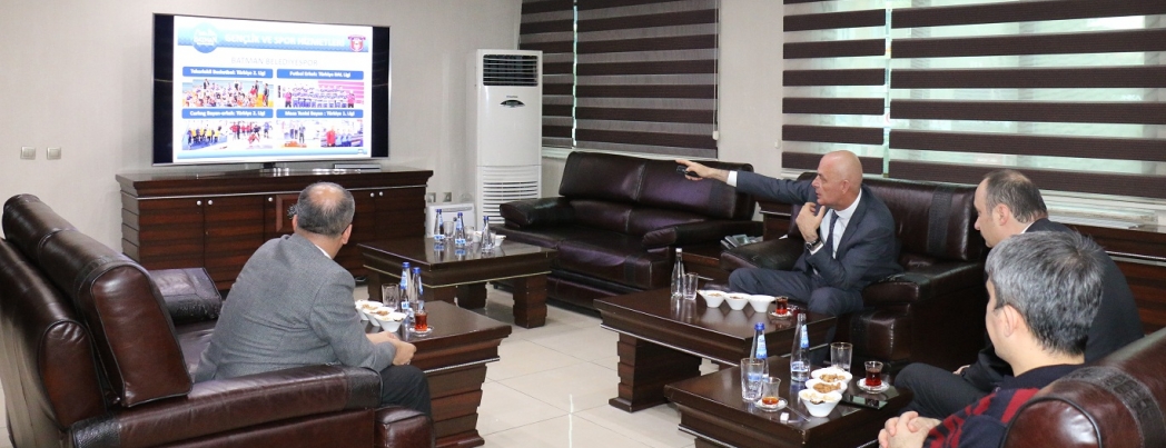 CANALP, AKSOY’U ÇALIŞMALARINDAN DOLAYI KUTLADI.