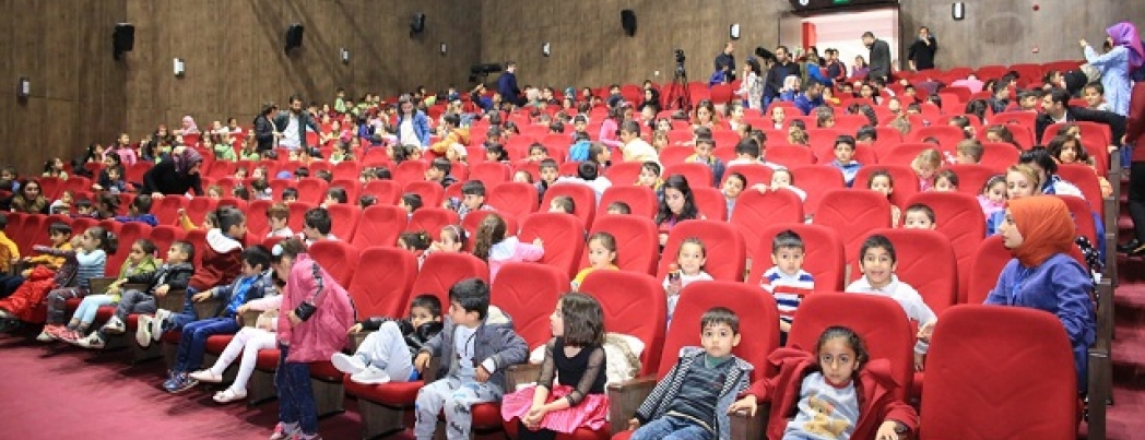 İKİ BAVUL DOLUSU İÇİN SALON DOLUSU ÇOCUK GELDİ