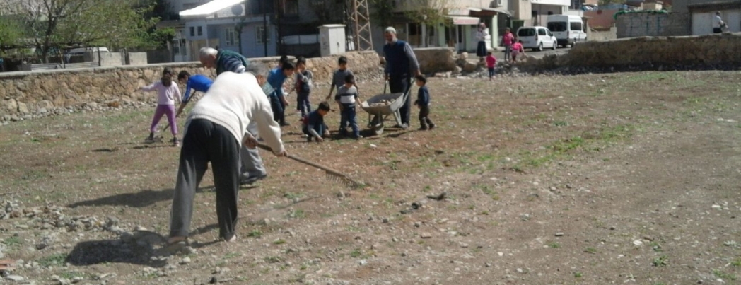 Molozlardan temizlene alanı mahalleliler futbol sahasına çevirdi