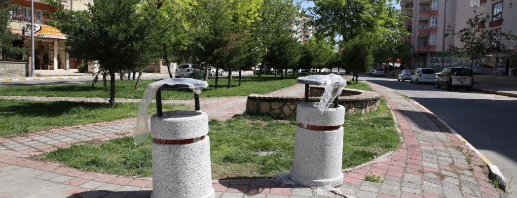 YEŞİL ALANLARA YENİ ÇÖP KOVALARI