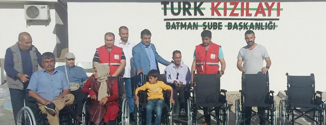Batman’da engellilere tekerlekli sandalye yardımı yapıldı