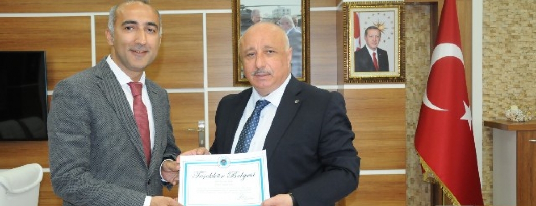“Batman’ın Kentleşme Süreci” Başlıklı Çalışmaya Rektör Durmuş’tan Ödül