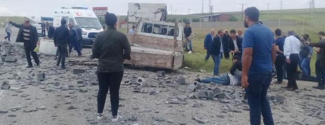 Briket yüklü kamyonet kaza yaptı: biri ağır 2 yaralı