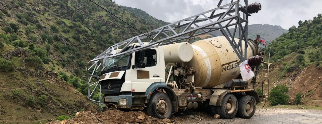 Elektrik direği hayat kurtardı