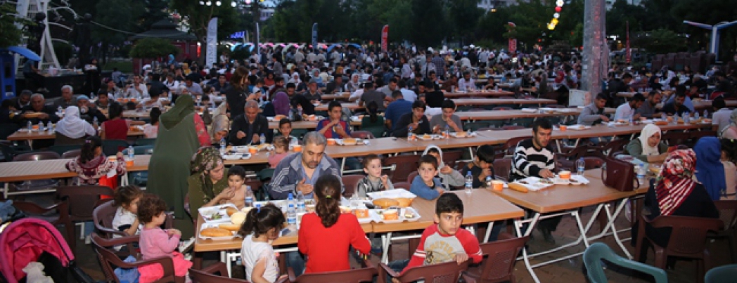 BELEDİYE İFTAR PROGRAMINA YOĞUN İLGİ