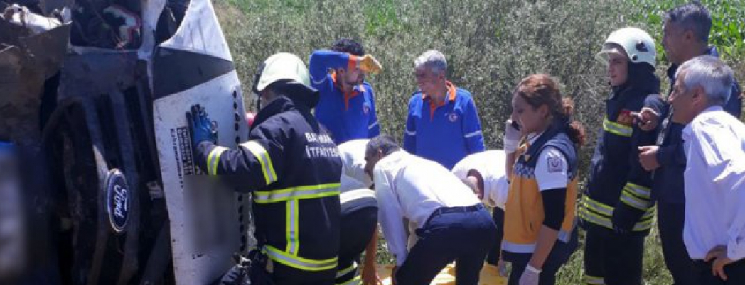 İtfaiye ekipleri araçta sıkışan 3 yaralıyı kurtardı