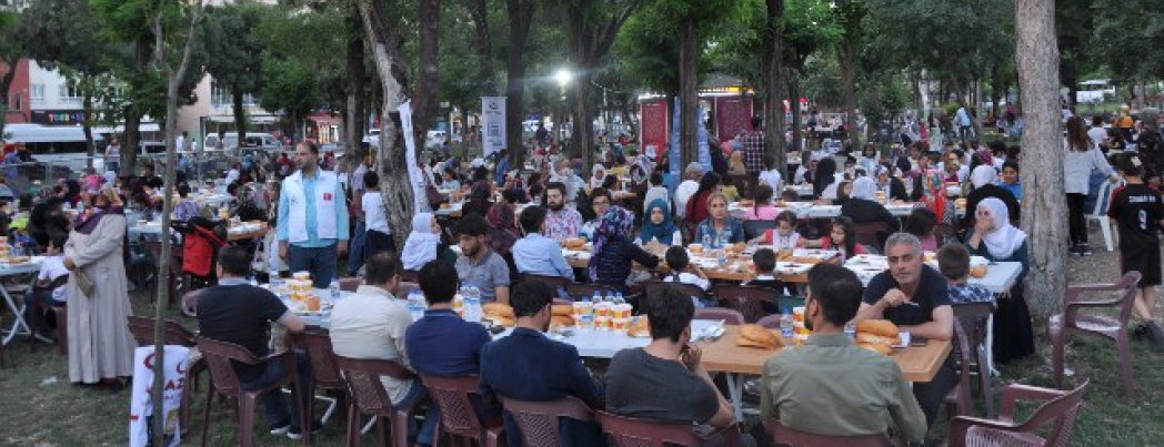 YETİMLER İFTAR YEMEĞİNDE BELEDİYENİN KONUĞU OLDU