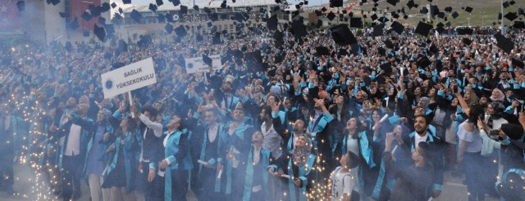 Batman Üniversitesi 2018 Mezunlarını Coşkuyla Verdi